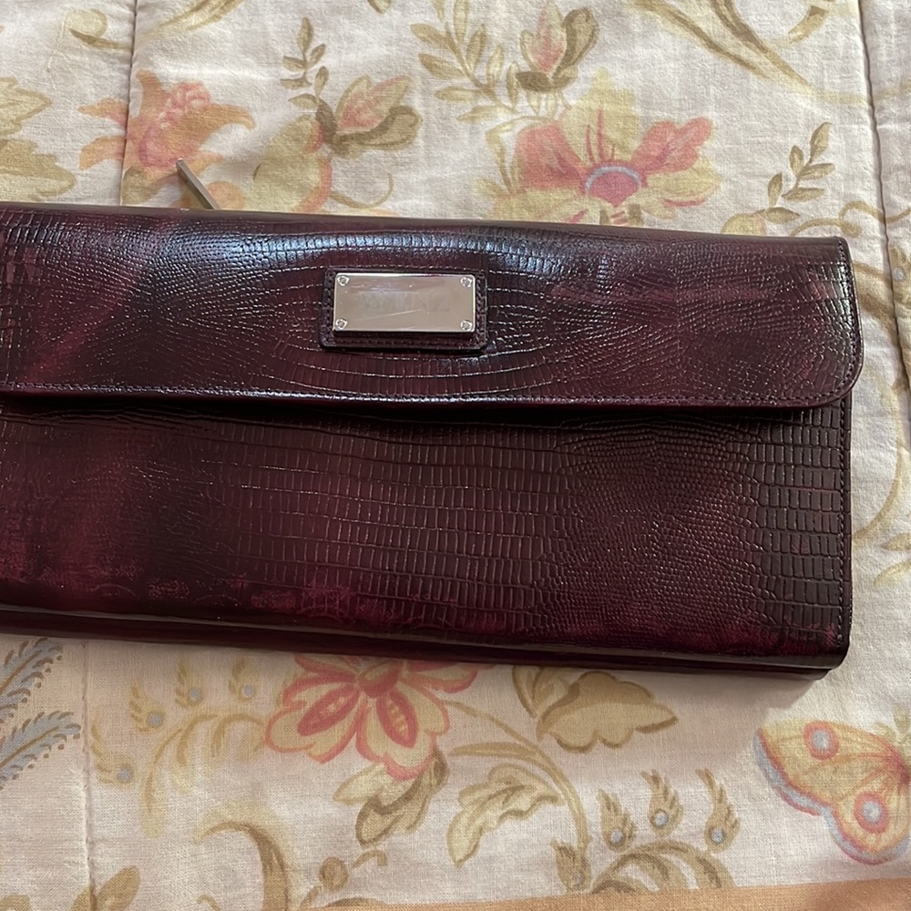 Beautiful Clutch - Picture 3 of 3